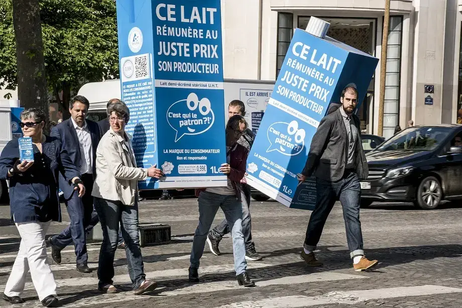 Premières briques C'est qui le Patron ?! dans la rue