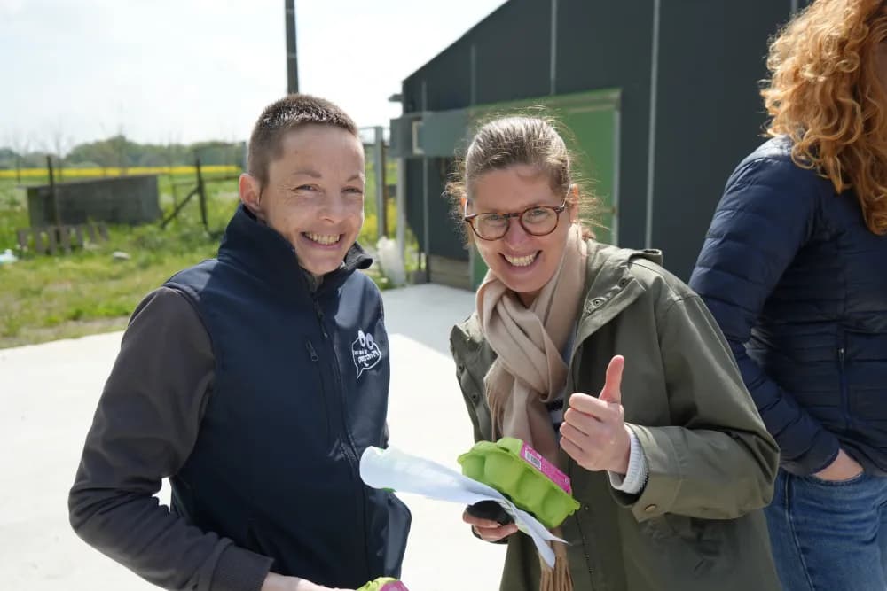 Productrice d'oeufs bio CQLP et sociétaire lors d'une visite sociétaire